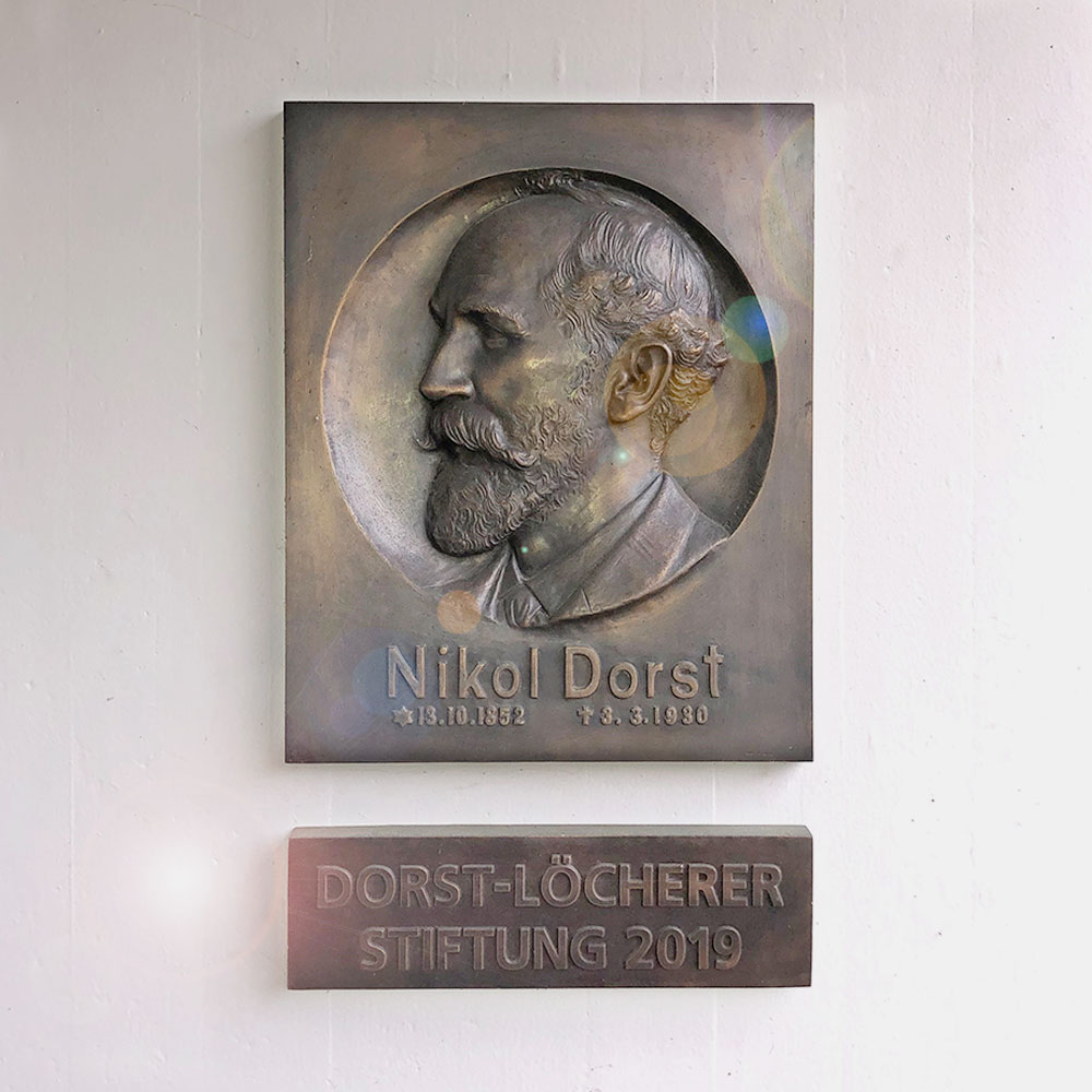 Bronzetafel vom Gründer Nicol Dorst