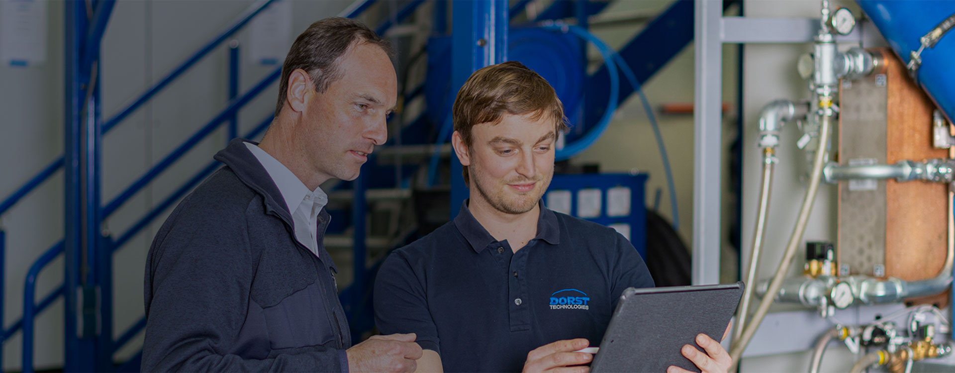 DORST Technologies employee consulting customer with tablet in production hall