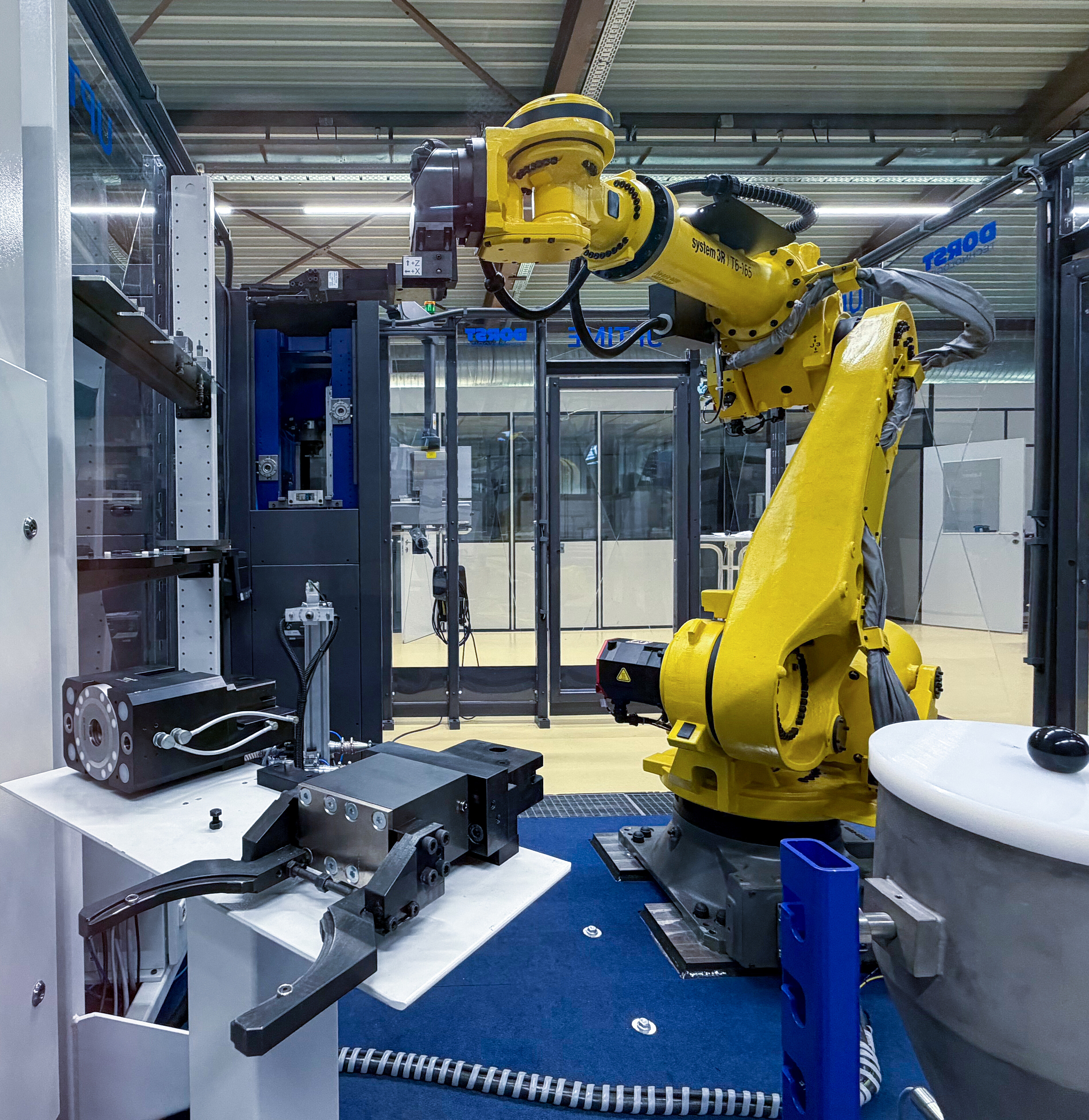 Robot handling system for automated tooling and powder-system exchange within the UPTIME production cell