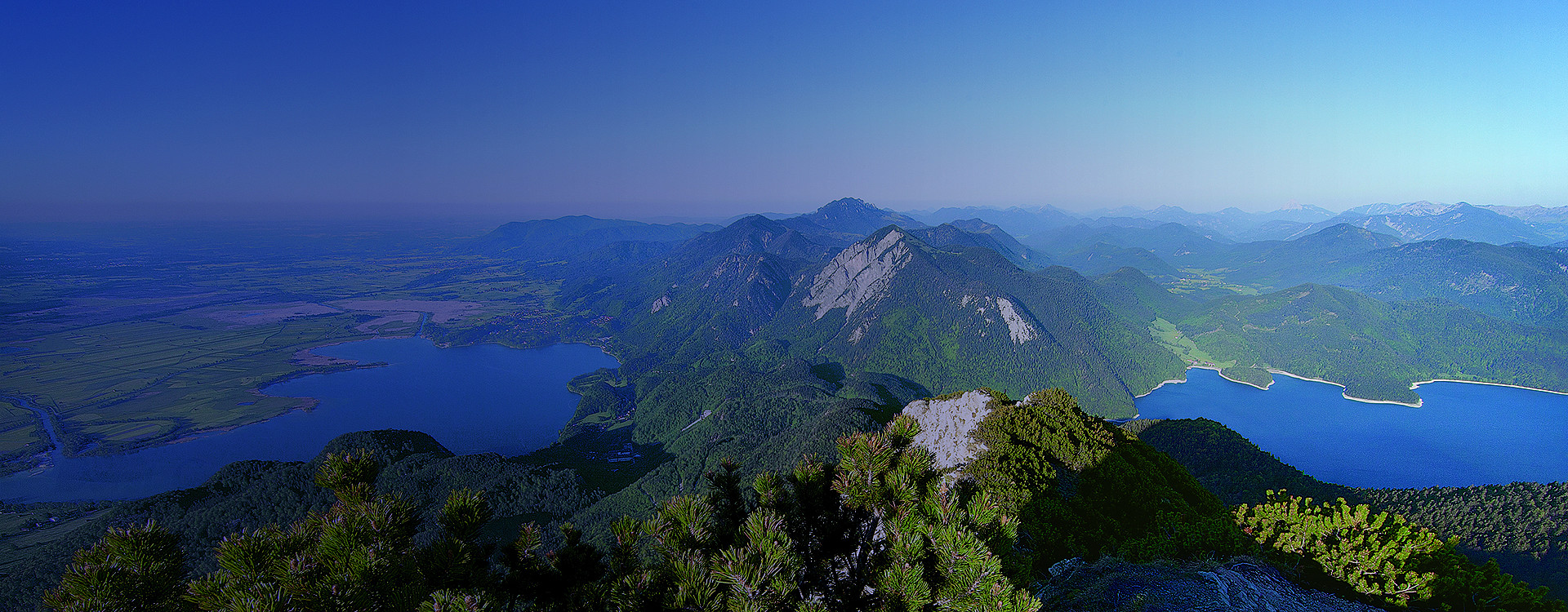 Blick vom Berg Herzogstand auf den Kochelsee and Walchensee